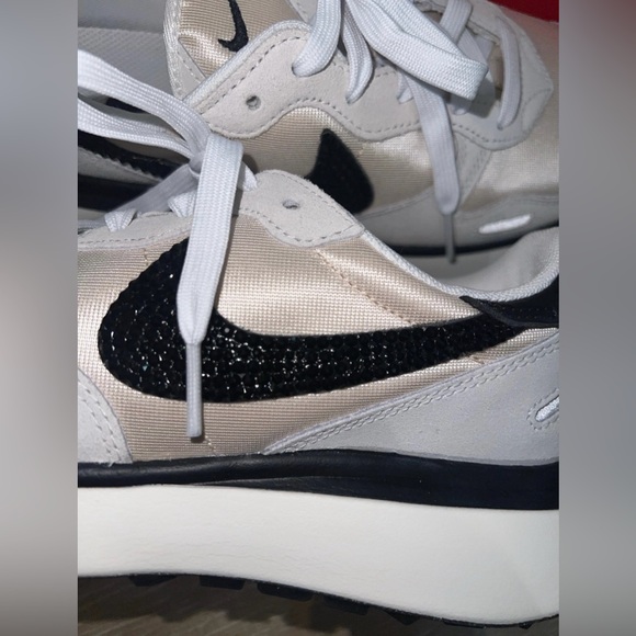 Brand new WOMANS NIKES Size 7 - Picture 3 of 4